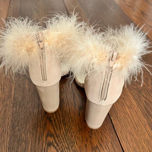 Oasis Society The Sasha Nude Faux Ostrich Feather Ankle w/ Block Heel: Sz 8.5 - Picture 2 of 7